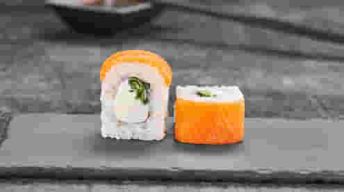 Блюдо Филадельфия лайт с луком меню Суши Мастер Филадельфия лайт с луком меню Суши Мастер