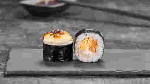 Блюдо Запеченный Ролл с острым лососем меню Суши Мастер Запеченный Ролл с острым лососем меню Суши Мастер