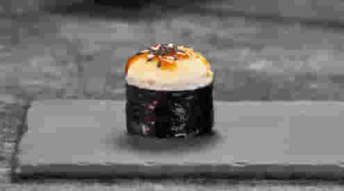 Блюдо Запеченный Ролл с острым лососем меню Суши Мастер Запеченный Ролл с острым лососем меню Суши Мастер