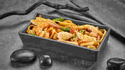 Блюдо Удон с креветкой и курицей в сладком соусе Чили меню Суши Мастер Удон с креветкой и курицей в сладком соусе Чили меню Суши Мастер