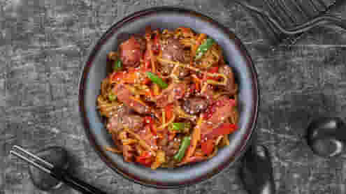 Блюдо Вок Говядина с беконом в соусе барбекю меню Суши Мастер Вок Говядина с беконом в соусе барбекю меню Суши Мастер